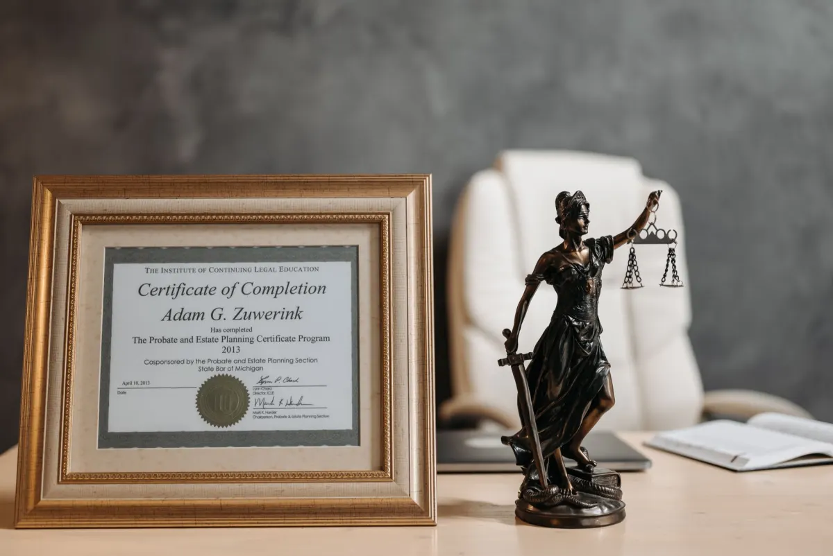 Un certificat encadré accroché au mur d'un bureau, illustrant les accréditations que les entreprises obtiennent et affichent pour instaurer la confiance.