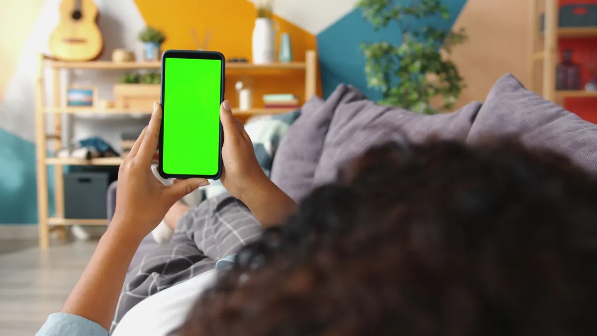 Uma pessoa navega por aplicativos sociais no celular, avaliando qual plataforma combina com seu público.
