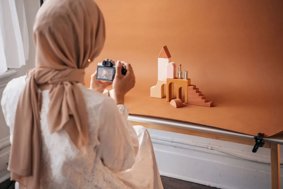 Um cliente fotografa um produto na própria casa, o tipo de imagem real que as marcas republicam como conteúdo gerado pelo usuário.