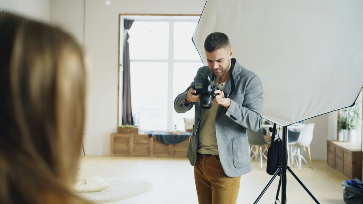 Un photographe au travail en studio, le genre de prise de vue originale qu'un C2PA Manifest peut retracer.