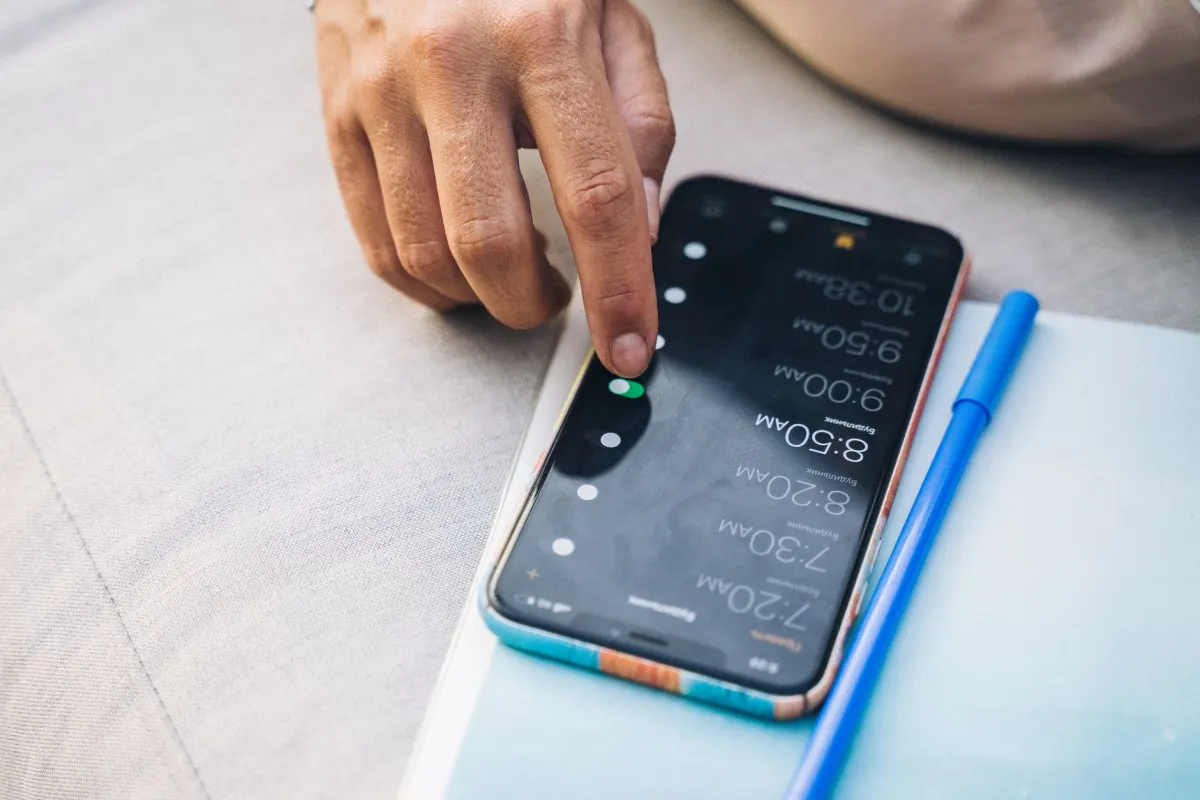 Alguém verifica o celular pela manhã, relacionado ao momento de publicar quando o público está ativo.