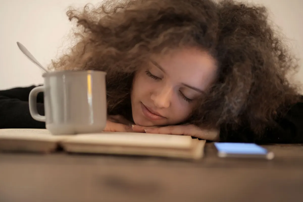 Un smartphone posé face contre table, représentant la courte pause que certains utilisateurs prennent pour réinitialiser la réputation de leur compte.