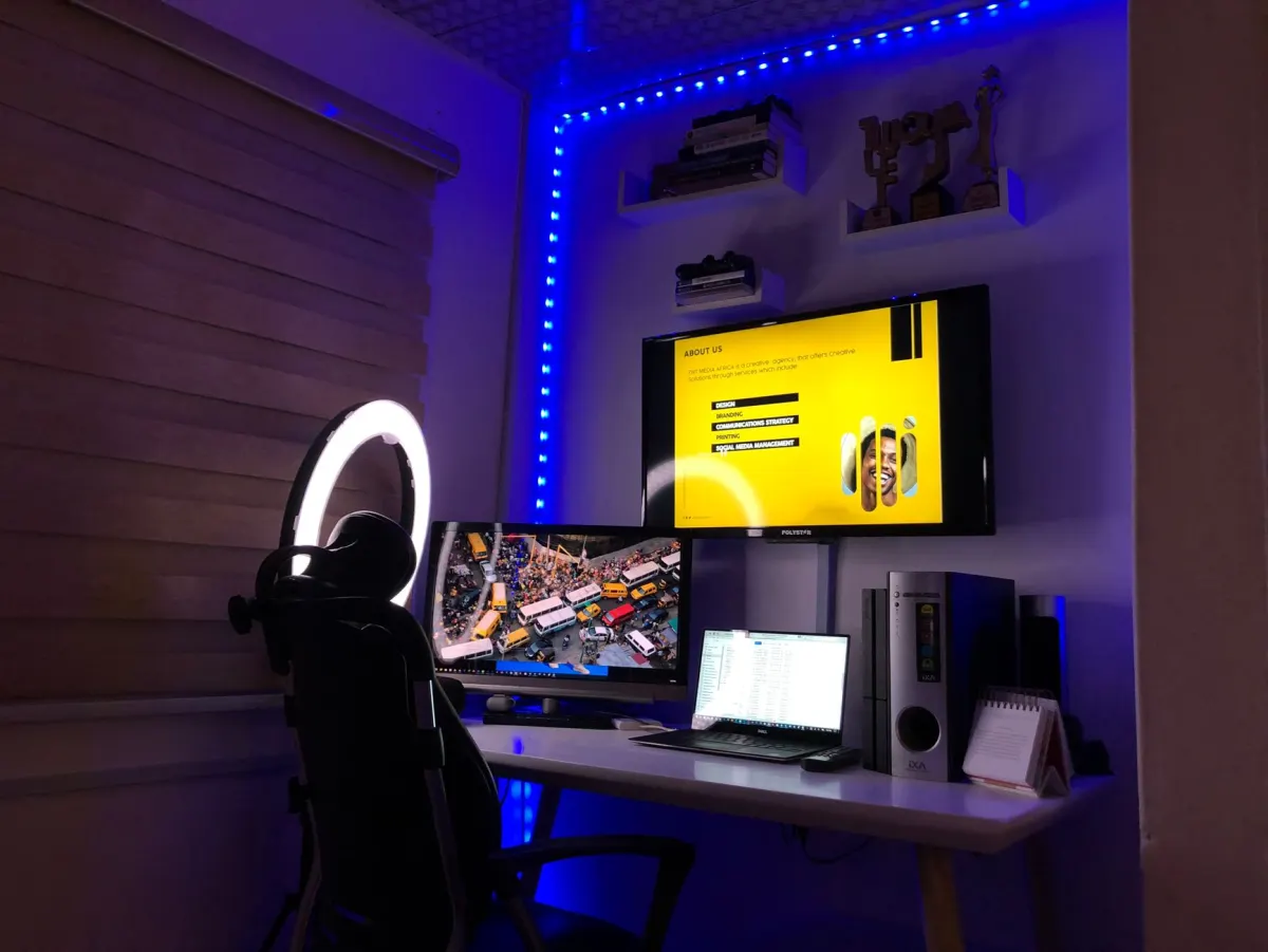 Un aro de luz colocado frente a una configuración de escritorio muestra el tipo de iluminación uniforme y favorecedora recomendada para una transmisión en vivo profesional.