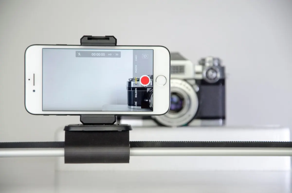 Ein Creator filmt ein kurzes vertikales Video mit dem Smartphone, das Format, für das TikTok bei unter 60 Sekunden nichts zahlt.