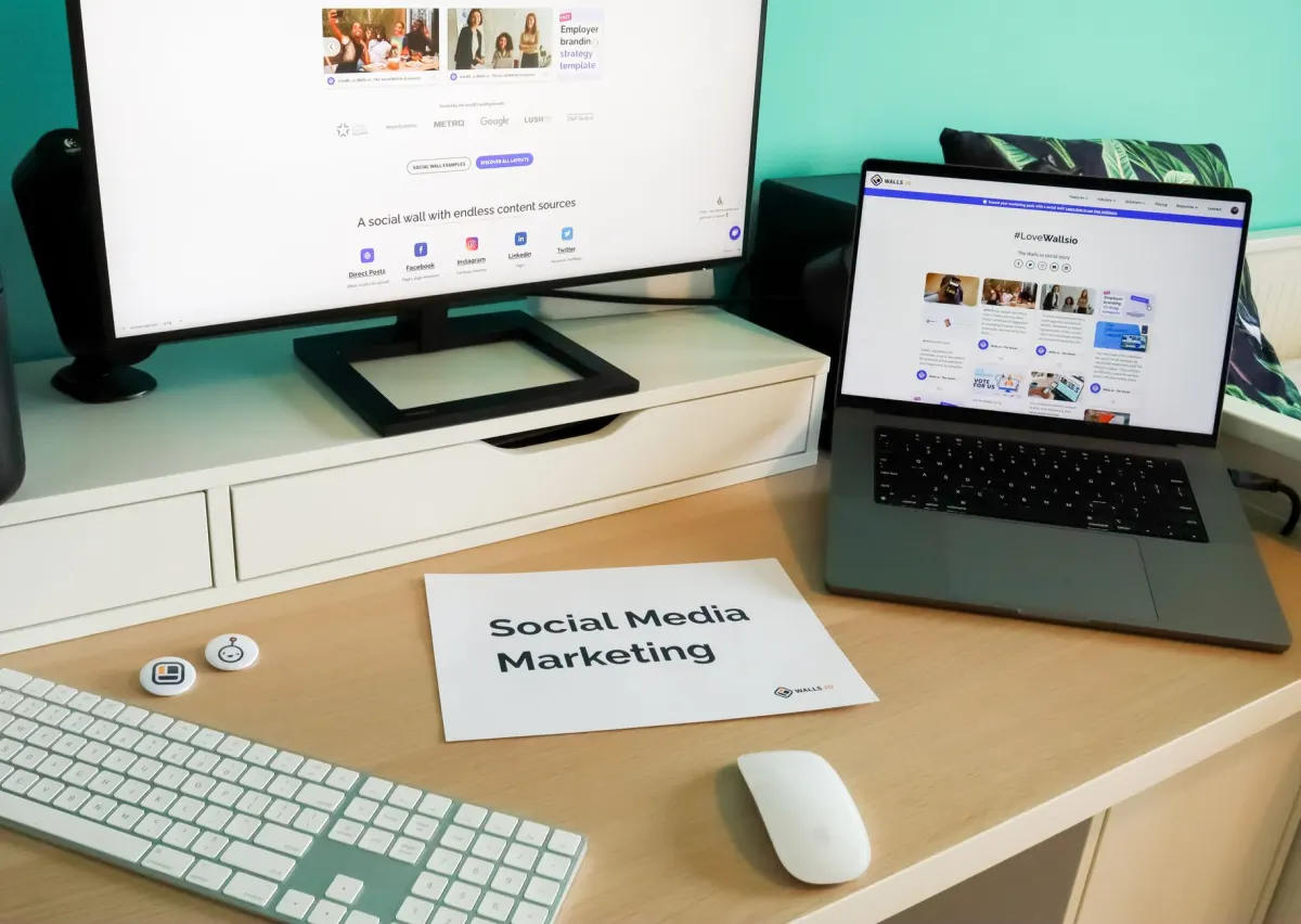 Eine Social-Media-Managerin prüft die Einstellungen einer Seite am Laptop, genau die Rollenprüfung aus diesem Abschnitt.