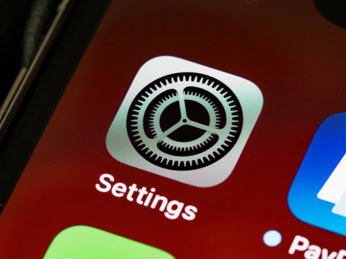 Eine Hand löscht zwischengespeicherte App-Daten in den Telefoneinstellungen, eine Möglichkeit, einen bei "Wird vorbereitet" hängenden Instagram-Upload zu beheben.