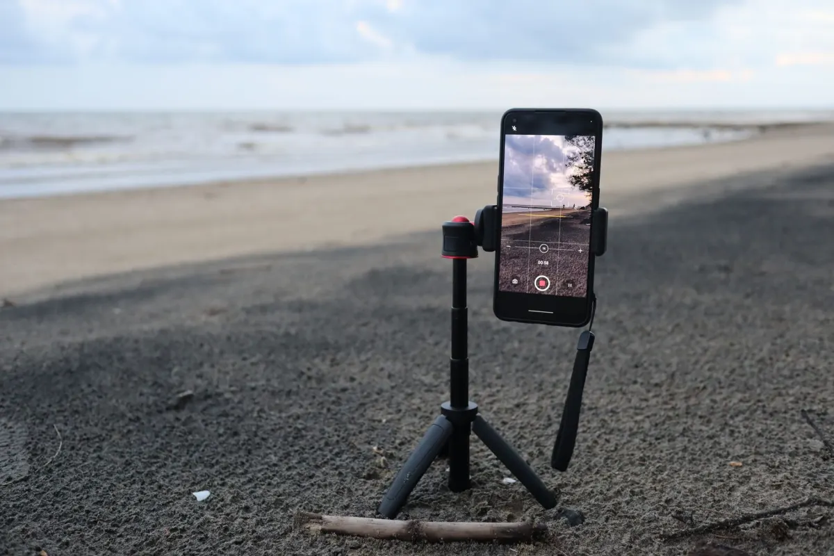Ein Smartphone auf einem Stativ nimmt ein vertikales Video auf, das Format, das Instagram Reels für einen fehlerfreien Upload benötigen.