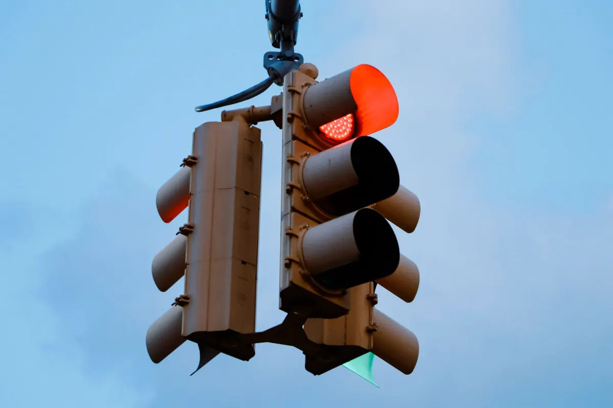 Eine rote Ampel steht für das Stoppsignal, das eine App beachten sollte, sobald ihr Rate Limit 100 erreicht.