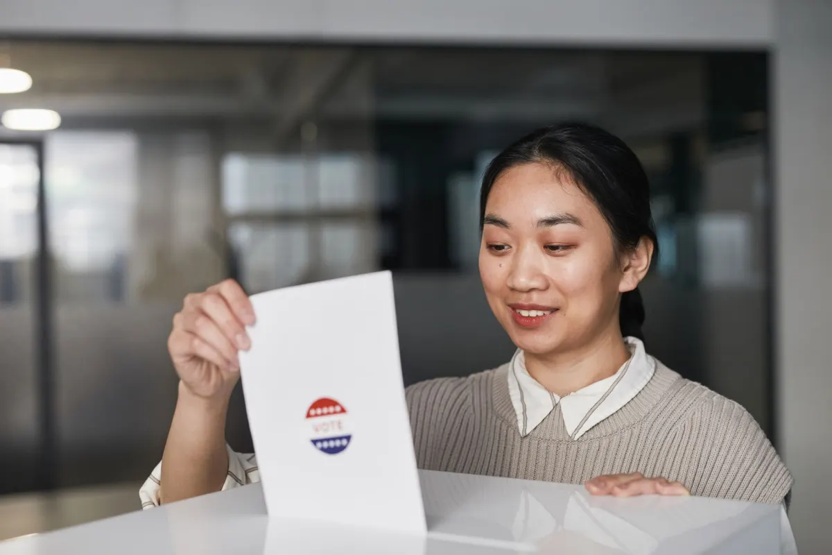 Eine Person beantwortet auf dem Smartphone eine Multiple-Choice-Frage, ähnlich wie Ersteller mit Umfragen Feedback sammeln.