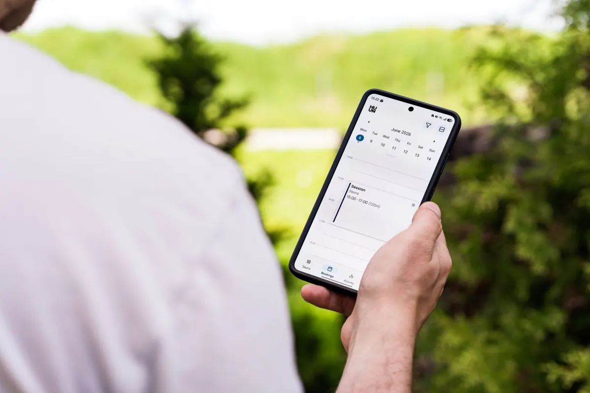 Un creador revisa un calendario de contenido en el teléfono, junto al consejo sobre publicar Shorts con un calendario constante.