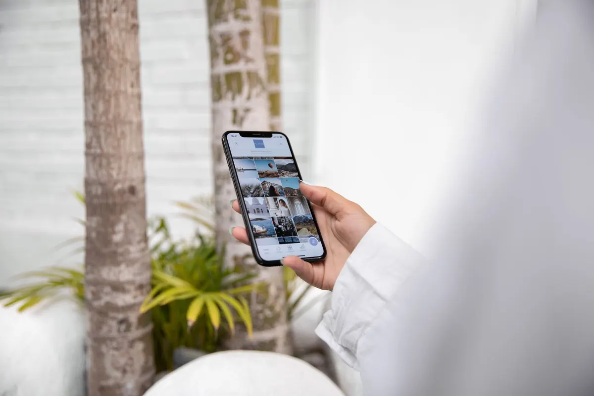 Eine Person plant Beiträge auf einem Smartphone, der Art von Verteilschritt, um den es in dieser FAQ geht.