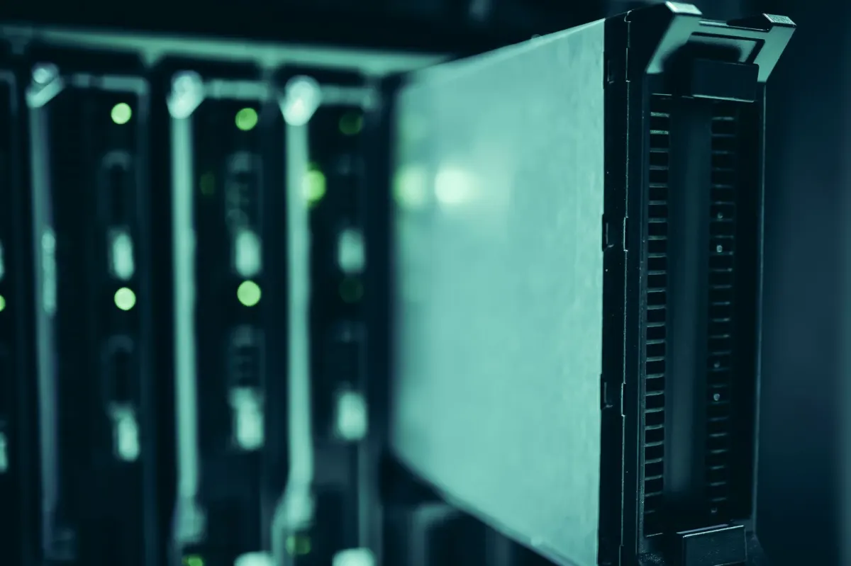 Fileiras de racks de servidores em um data center, representando a infraestrutura VPS que os desenvolvedores gerenciam por conta própria.