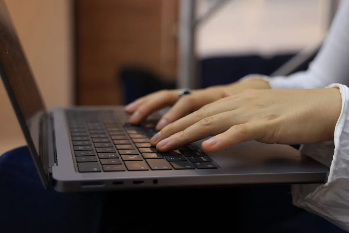 Nahaufnahme von Händen, die auf einer Laptop-Tastatur tippen, neben dem Abschnitt zur Installation der Skills.