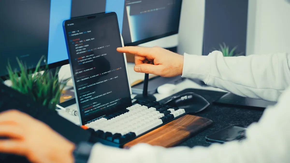 Un desarrollador revisa código en un portátil, en línea con el skill de GitHub para repositorios y pull requests.