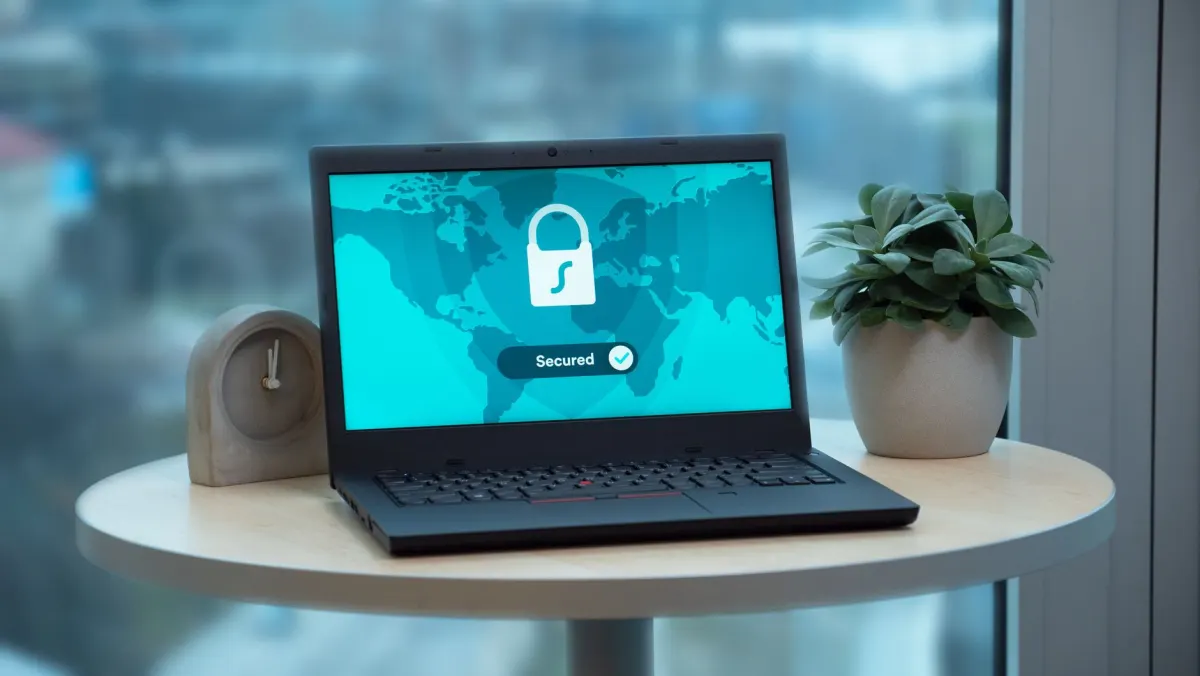 Un candado sobre la pantalla de un portátil representa las comprobaciones de seguridad recomendadas antes de instalar un nuevo skill.