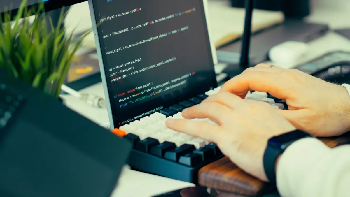 Un developpeur tape des commandes dans une fenetre de terminal, comme lors de la modification des fichiers de configuration pendant l'installation.