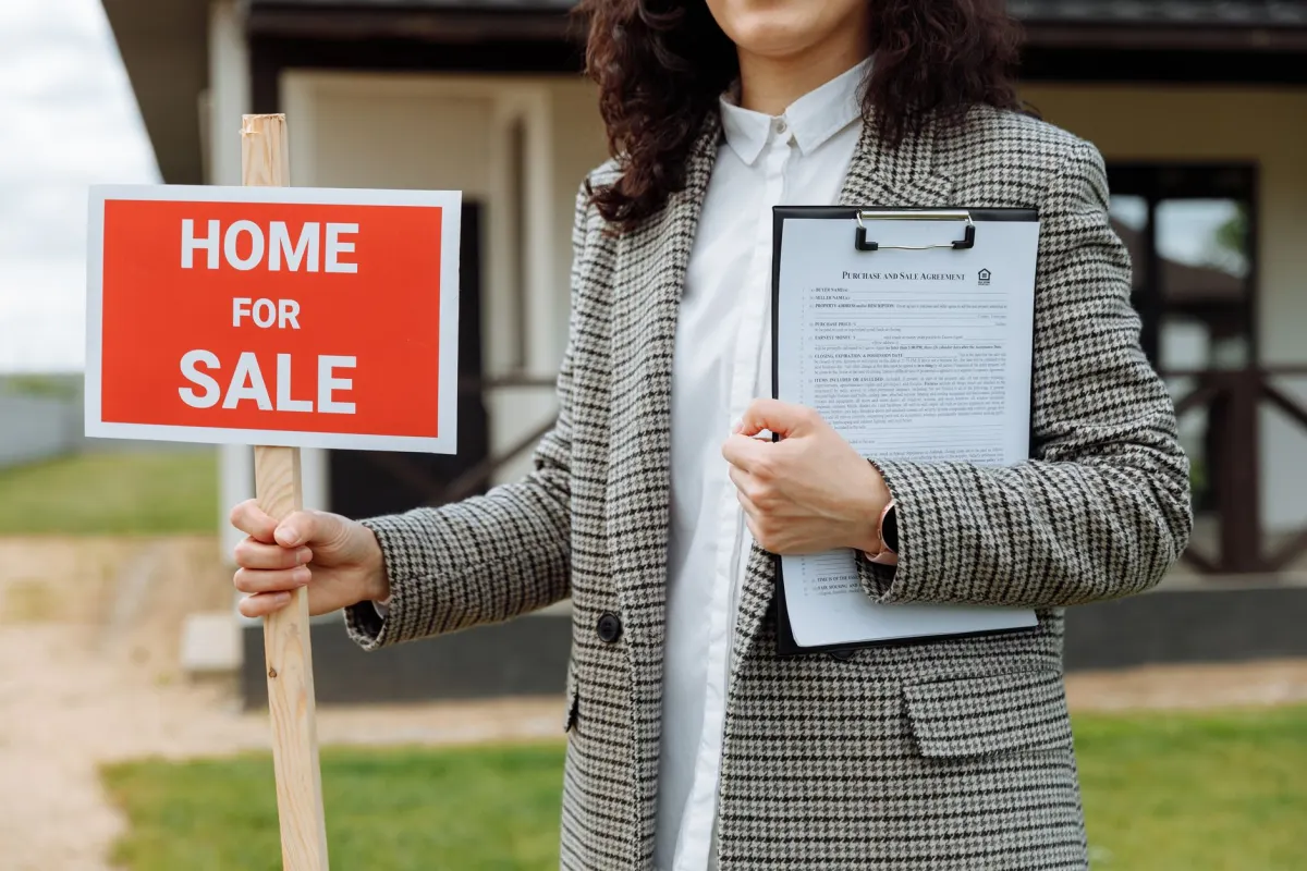 Un agent immobilier visite un bien avec un porte-bloc, le type de suivi de prospects que cette section automatise.