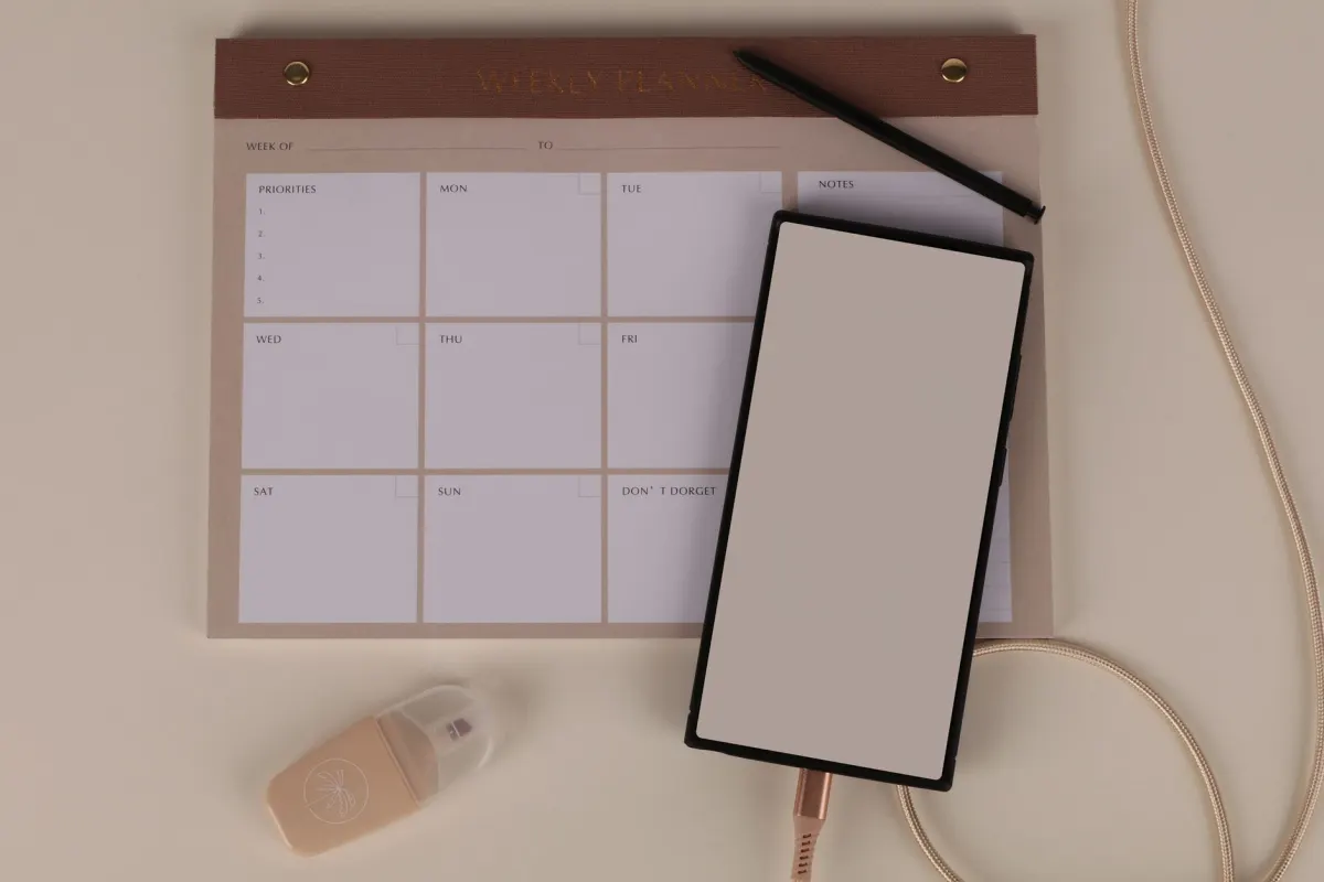 Ein Smartphone mit Terminkalender auf einem Schreibtisch, passend zum wiederholbaren wöchentlichen Ablauf.