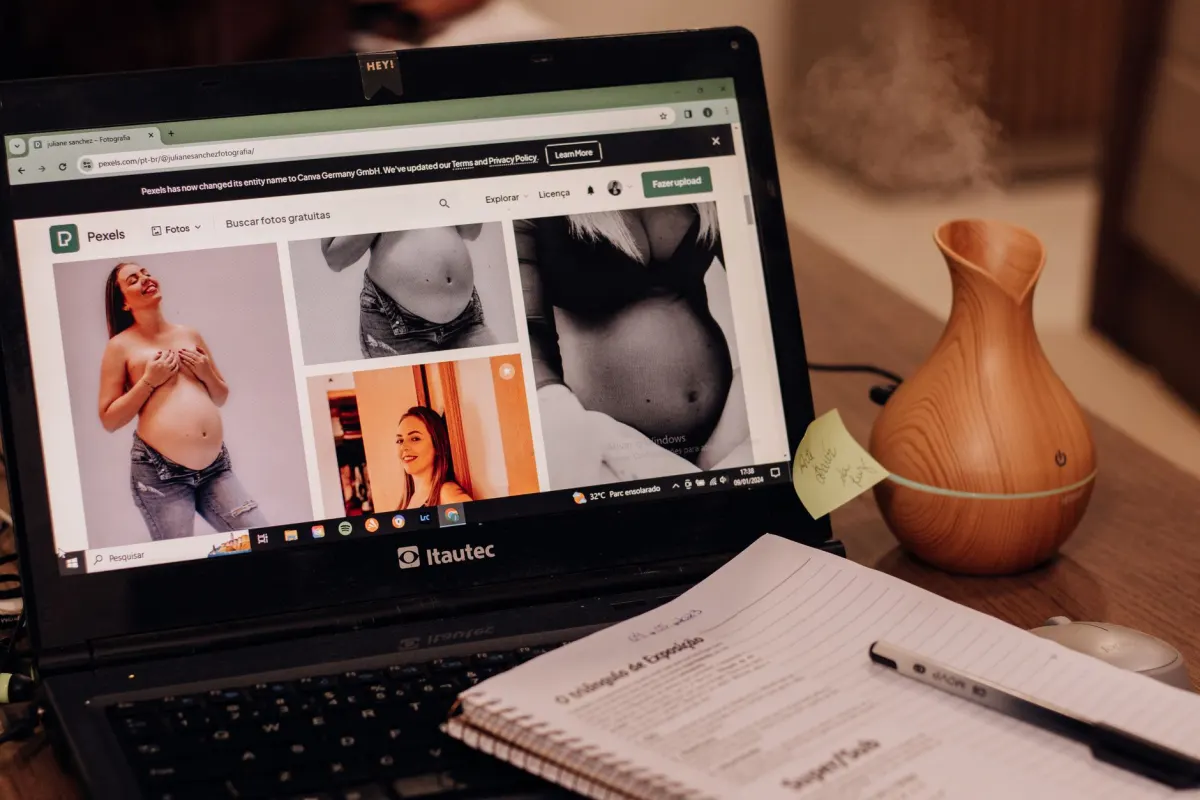 Un tester repasa una lista de verificación en un portátil mientras prueba un sitio web.