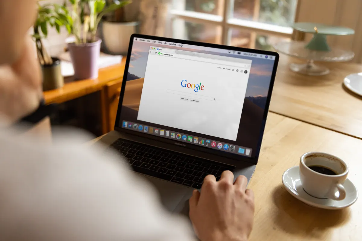 Une personne tape une requête de recherche sur un ordinateur portable, illustrant comment la recherche en langage naturel trouve les enregistrements pertinents.