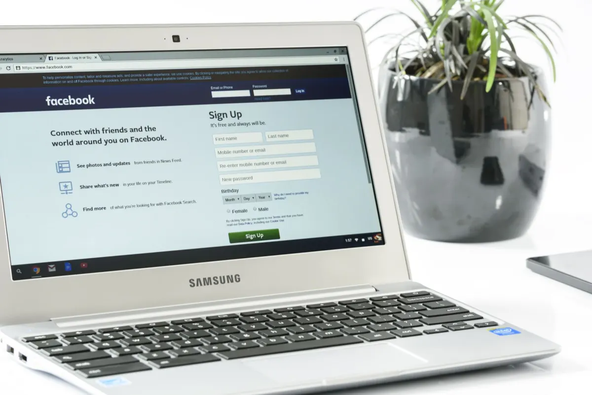 Eine Person füllt auf einem Laptop ein kurzes Anmeldeformular aus, was zeigt, wie leicht sich wenige Felder absichern lassen.