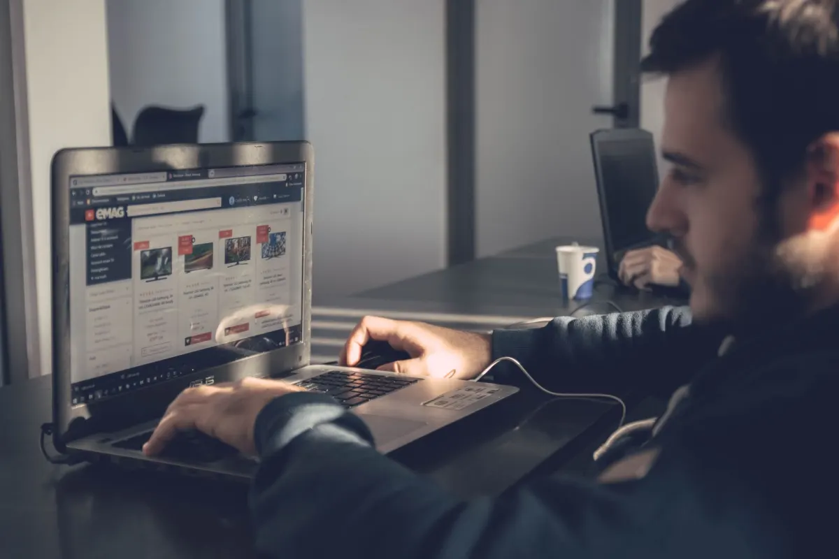 Eine Besucherin liest ein Cookie-Einwilligungsbanner auf einem Laptop, bevor sie entscheidet, ob sie auf der Seite bleibt.