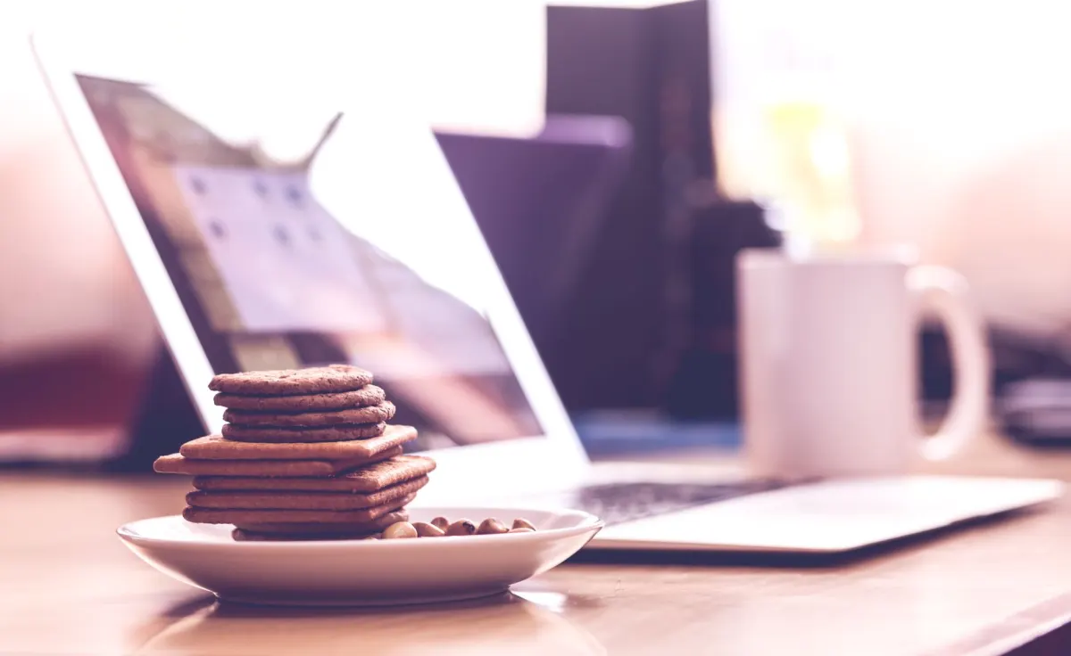 Ein Laptop zeigt ein Cookie-Einwilligungsfenster, den Moment, in dem sich Analyse- und Werbe-Tags rechtlich trennen.