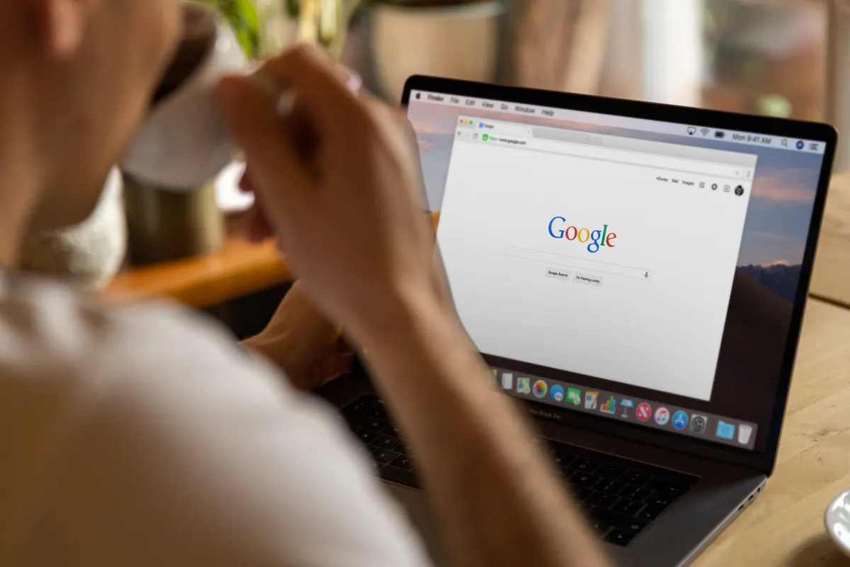 Jemand prüft Browser-Datenschutzeinstellungen auf einem Laptop, der manuelle Test, der zeigt, ob Opt-out-Signale wirklich funktionieren.