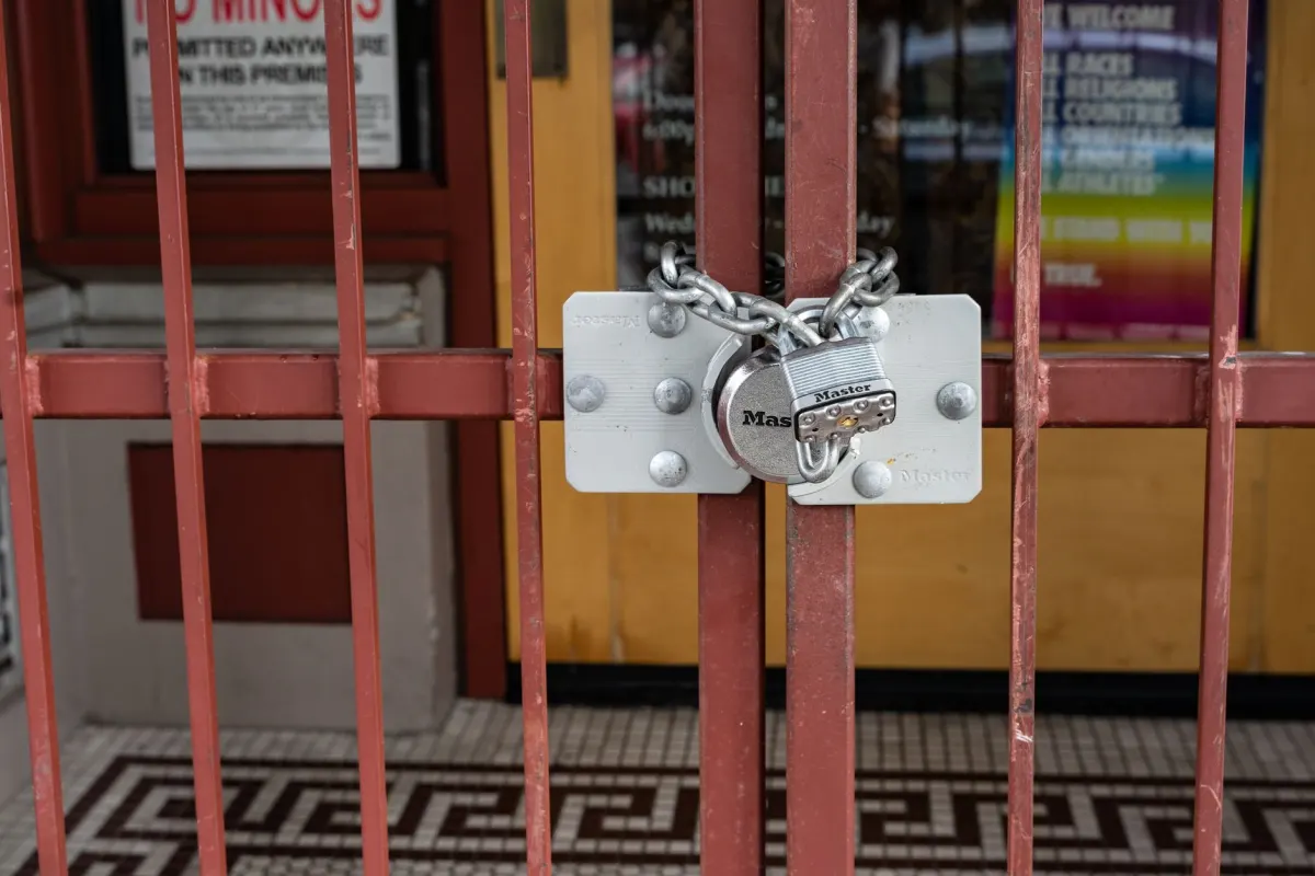 Un gros cadenas et sa chaîne sur un portail métallique, pour illustrer le risque de sécurité quand un fournisseur accède aux cookies de votre domaine racine.