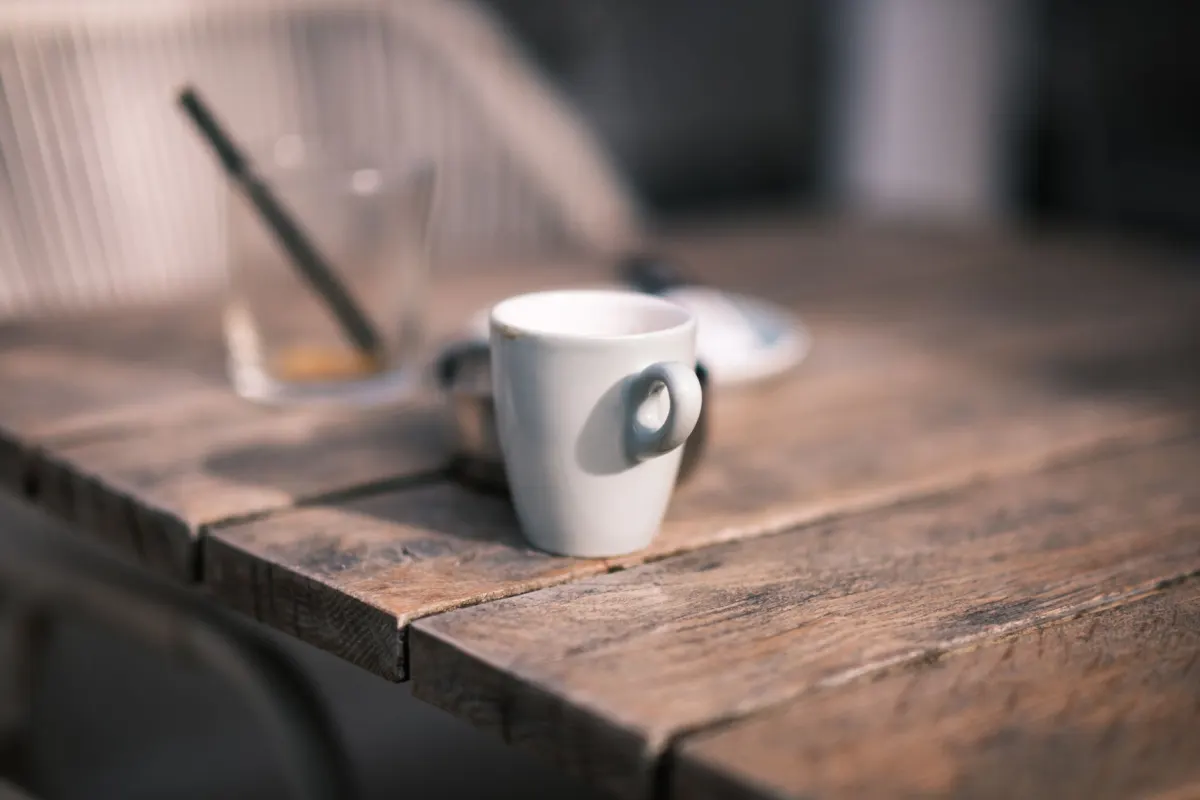 Un portátil queda desatendido sobre la mesa de una cafetería, lo que ilustra el riesgo de pérdida de dispositivos que trata esta sección.