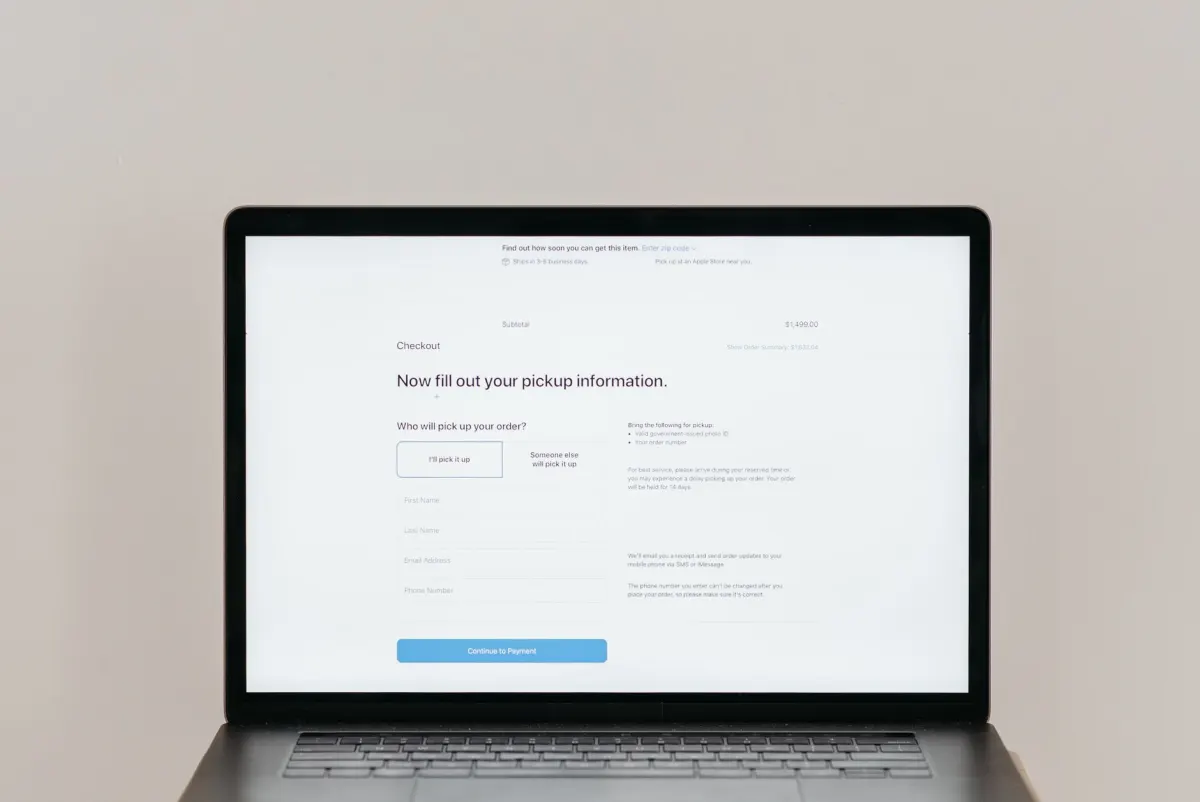 Un comprador completa el pago en un portátil, una de las etapas que registra un embudo de ecommerce típico.