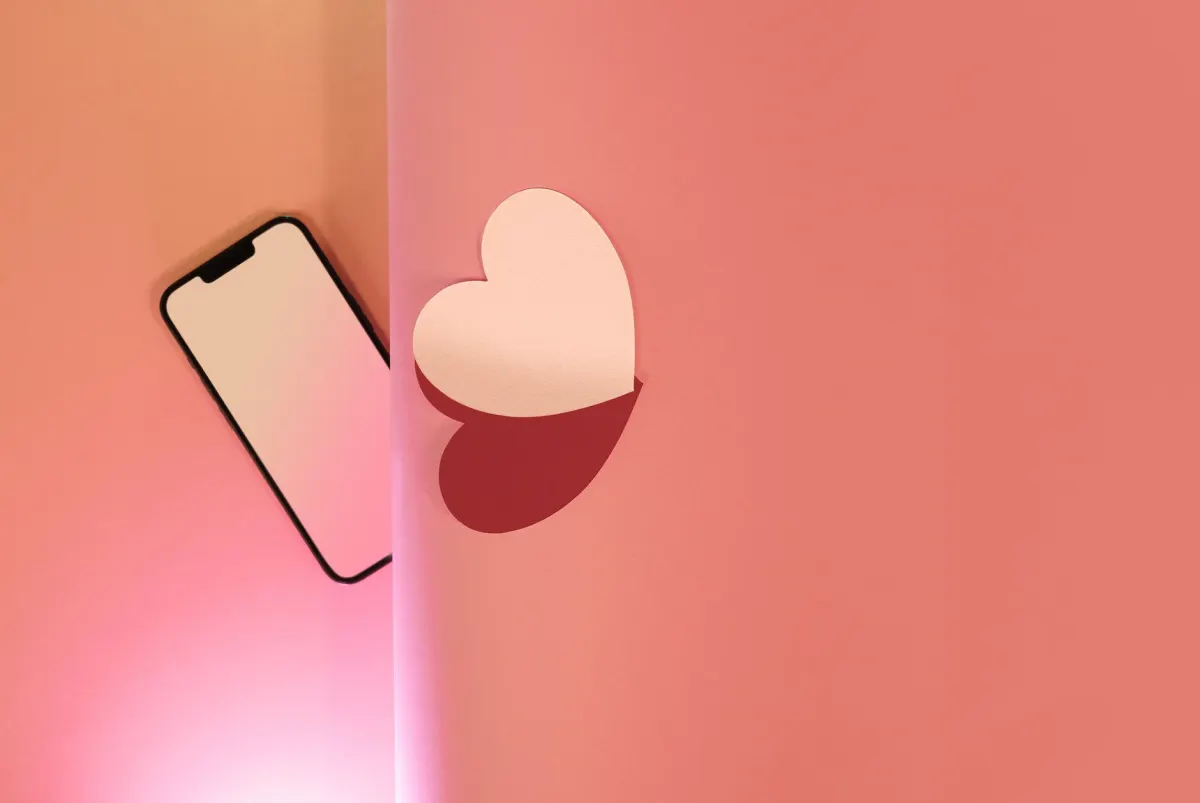 Un banner de consentimiento de cookies apareciendo sobre una página en un móvil, el tipo de aviso inyectado que empuja el contenido hacia abajo y provoca un desplazamiento de diseño.
