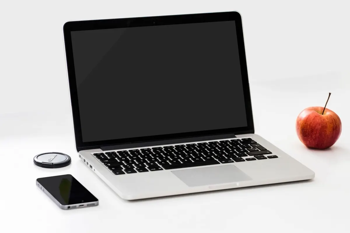 Zwei ausgedruckte Website-Layouts liegen nebeneinander auf einem Schreibtisch und zeigen, wie Teams beim A/B-Test Seitenvarianten vergleichen.