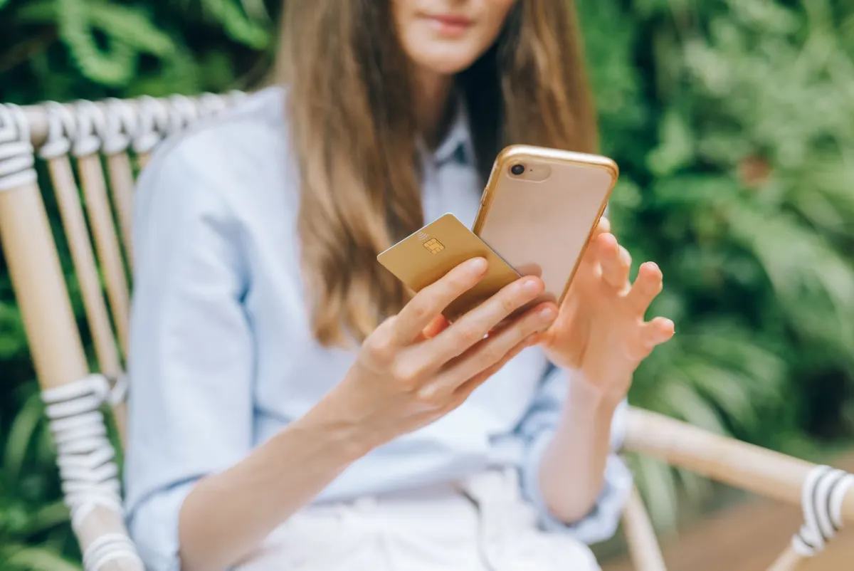 Eine Person passt die Datenschutzeinstellungen auf ihrem Smartphone an, was die persönlichen Schritte gegen Datenbroker widerspiegelt.