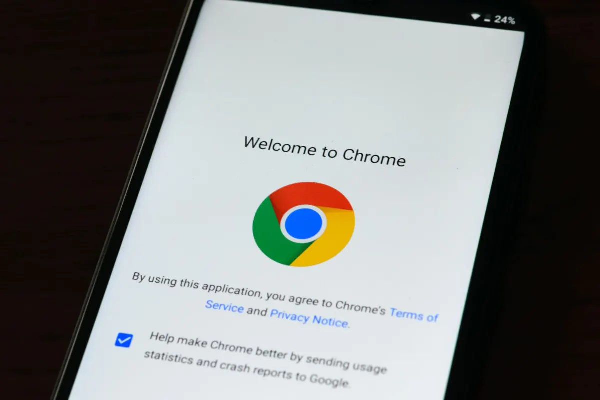 Una mano ajusta la configuración de privacidad del navegador en un smartphone, el tipo de acción que envía una señal de Global Privacy Control.