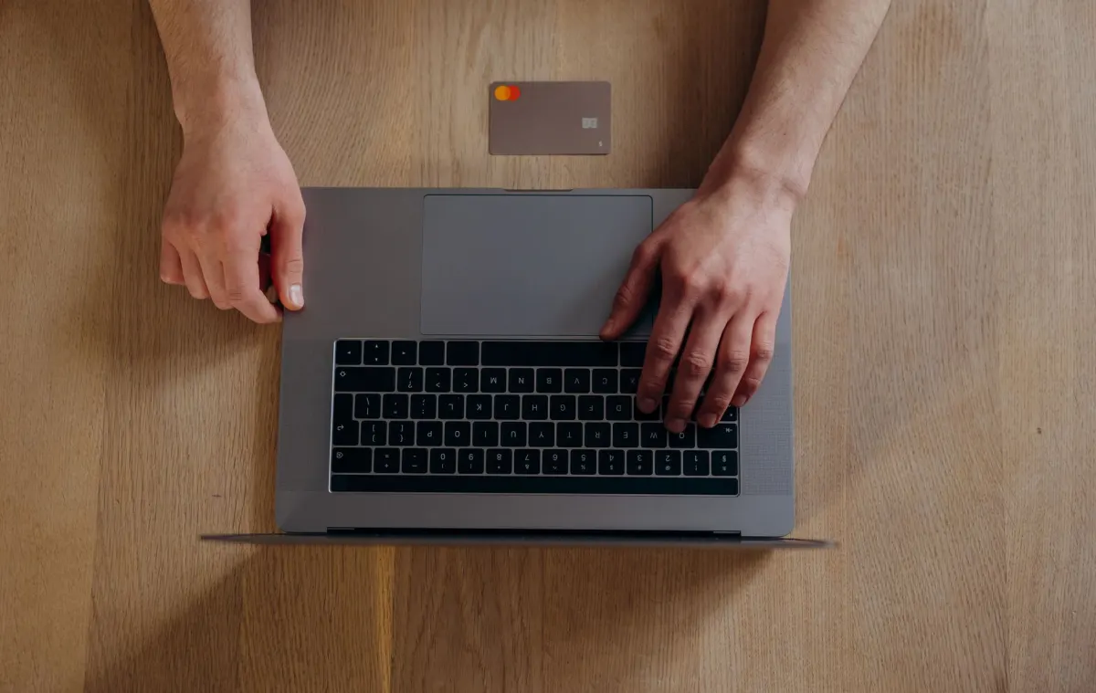Un comprador introduce datos de pago en un portátil, el tipo de acción de checkout que un evento bien nombrado captura con propiedades limpias.
