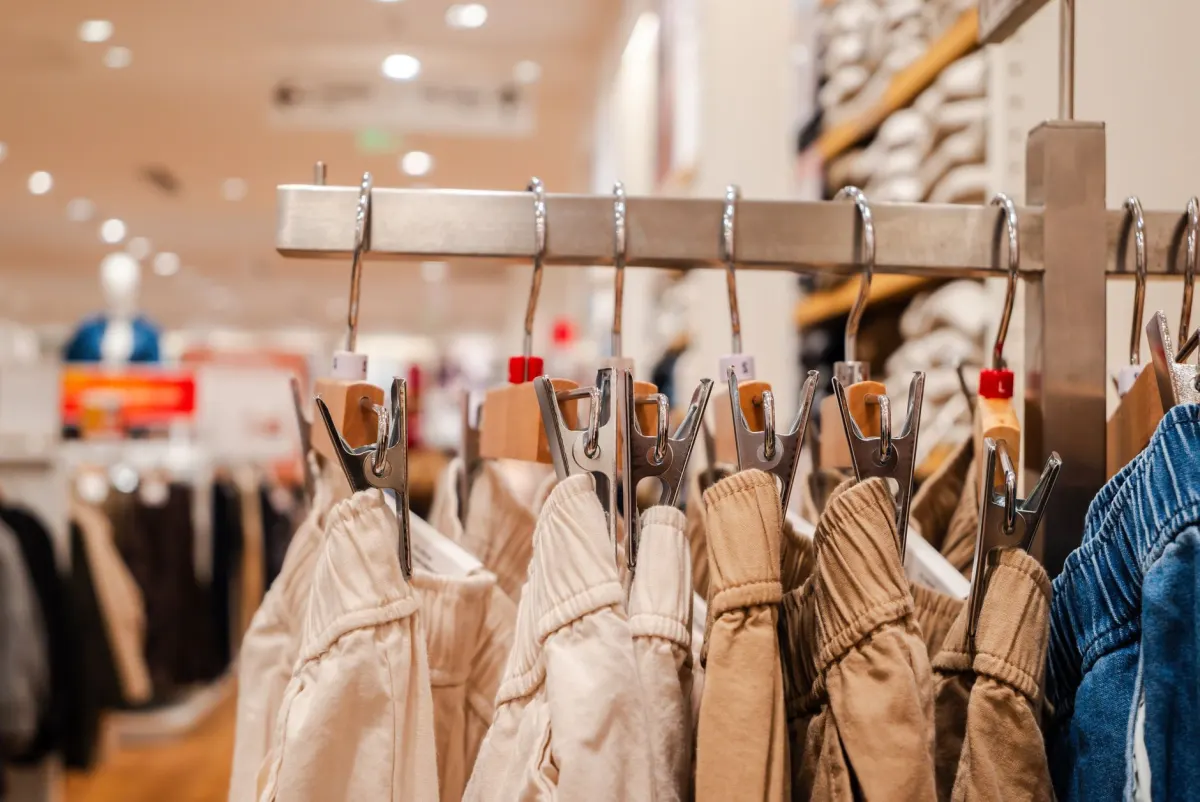 Portant de vêtements classés en sections distinctes, comme les pages sont classées en groupes de contenu selon la méthode de configuration.