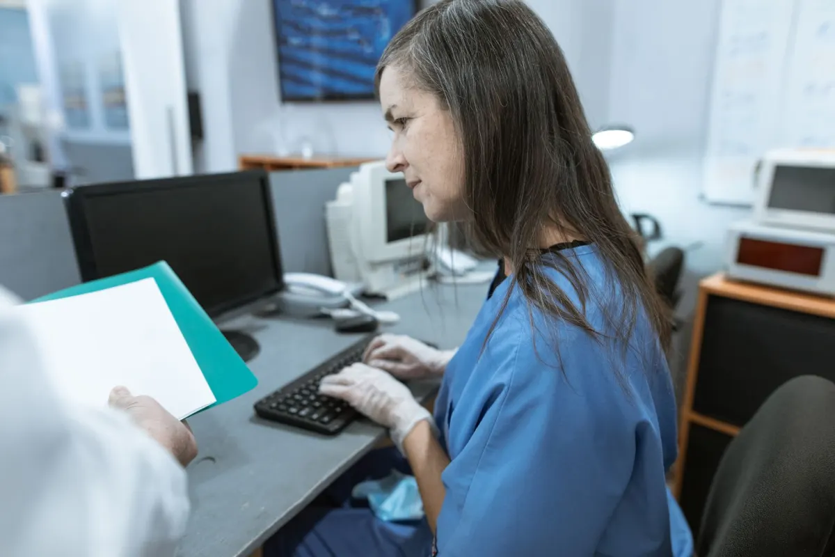 Ein Empfangstresen einer Klinik mit Computer, stellvertretend für die Gesundheitsumgebungen, in denen HIPAA den Datenaustausch mit Tracking-Anbietern regelt.