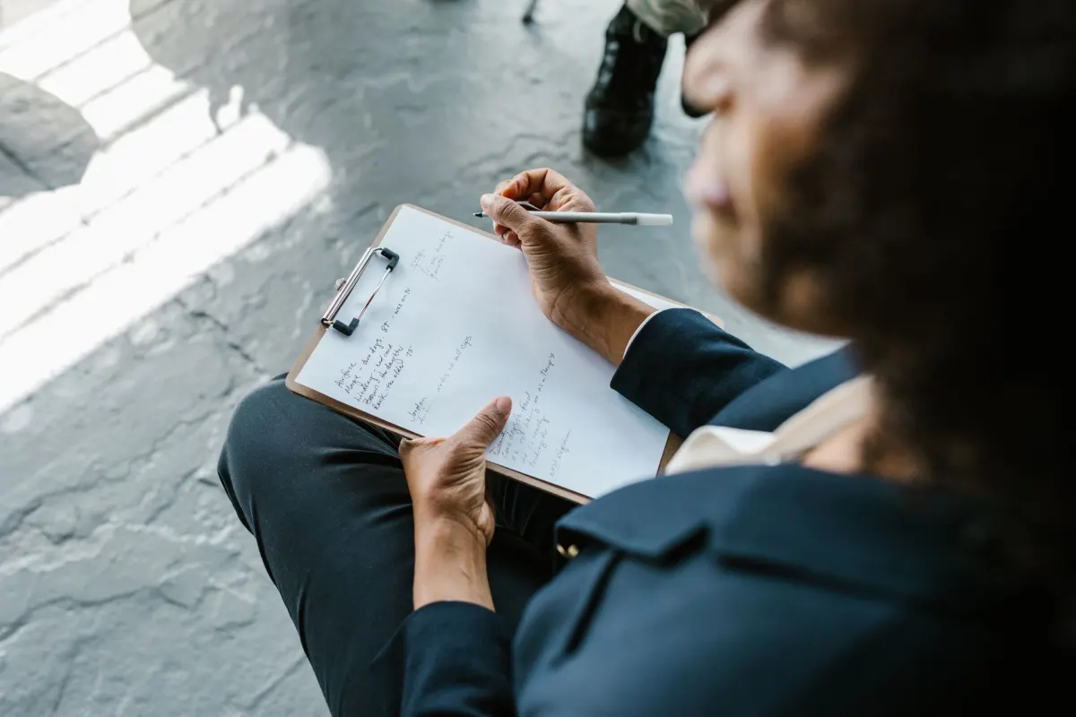 Ein Therapeut schreibt handschriftliche Sitzungsnotizen, die als Psychotherapie-Notizen getrennt vom übrigen Krankenblatt aufbewahrt werden.