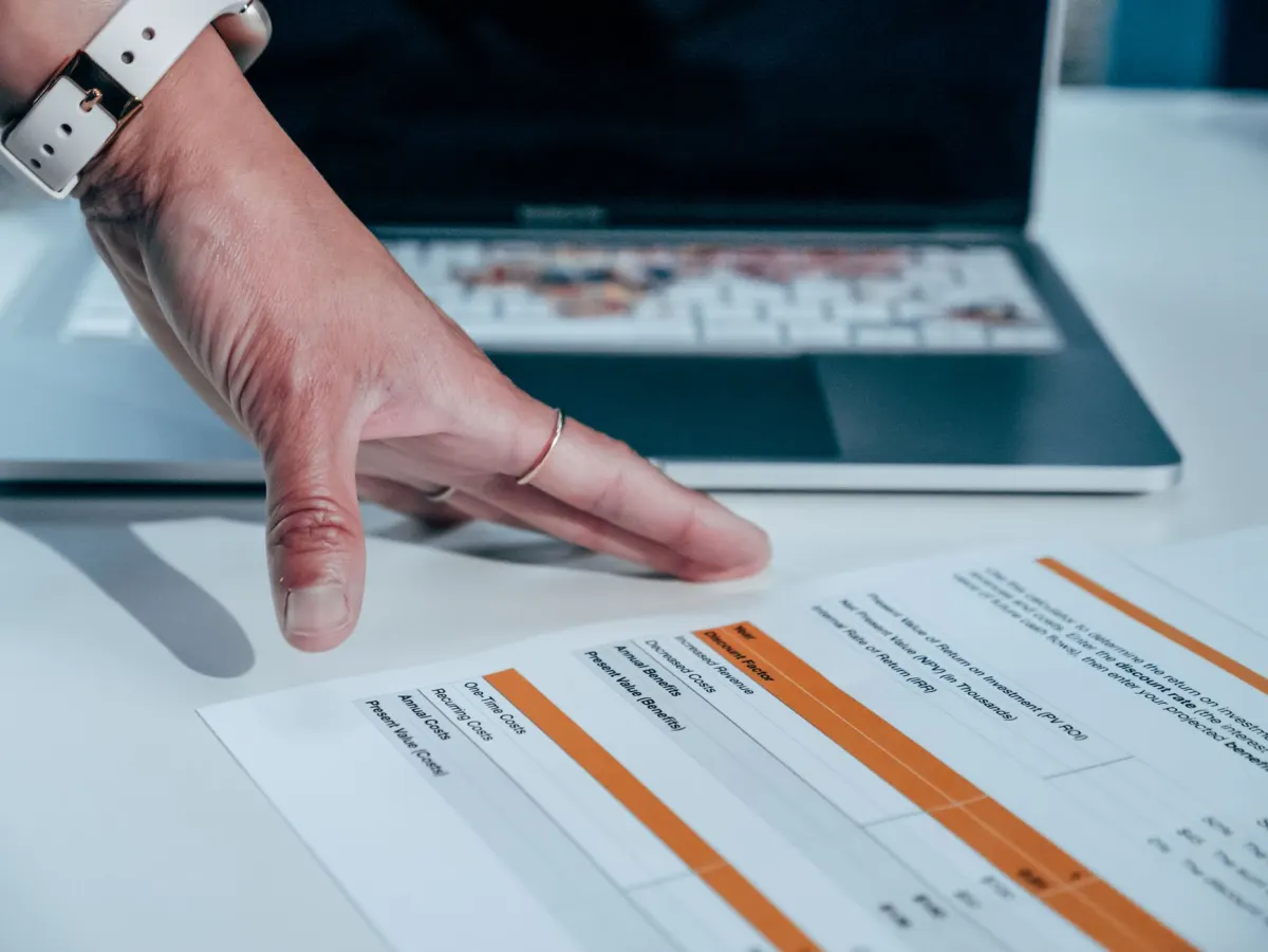 Una persona revisa un panel de analítica de un sitio web en la pantalla de una laptop.