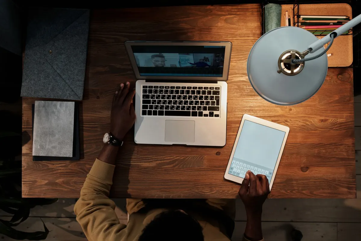 Une personne regarde une vidéo sur un ordinateur portable à son bureau, comme le doit un humain pour le replay choisi par l'agent.