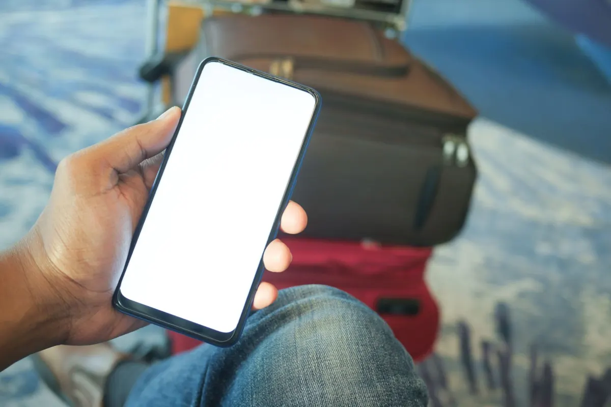Ein Besucher liest während einer Pause auf dem Handy, die Art von Unterbrechung, die eine Sitzung in zwei aufteilt.