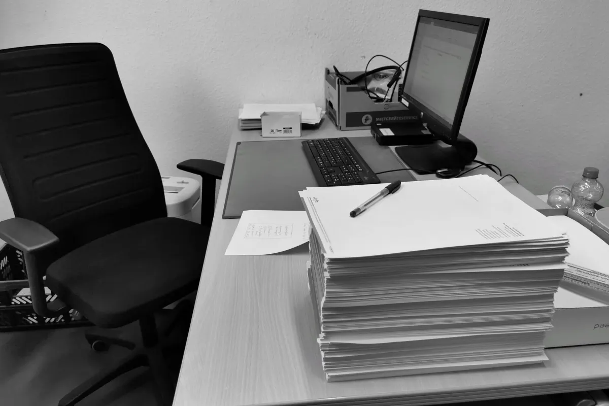 Ein Büro-Aktenvernichter zerstört Papierdokumente und steht für die planmäßige Löschung, die eine Aufbewahrungsrichtlinie verlangt.