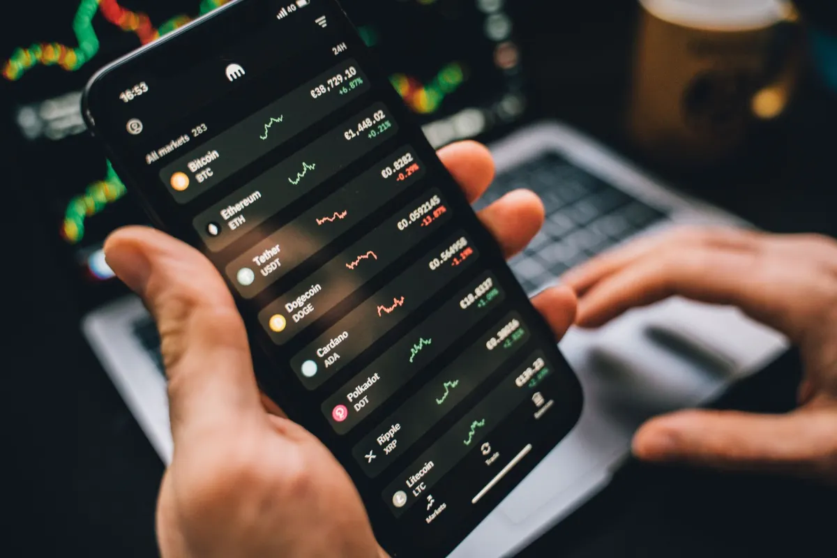 Une personne consulte une application de wallet crypto sur son téléphone, ce moment de connexion de wallet qui peut devenir un ancrage d'identité.