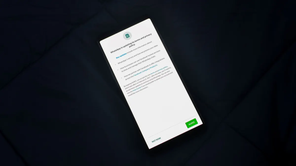 Eine Website-Besucherin betrachtet einen Cookie-Einwilligungshinweis auf einem Laptop-Bildschirm, passend zum Abschnitt über Einwilligung und Opt-out.