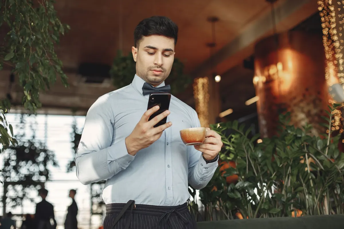 Eine Person surft mit dem Smartphone auf einer Website, ein Beispiel für die alltäglichen Gerätezugriffe, die neue Speicher- und Zugriffsregeln betreffen.
