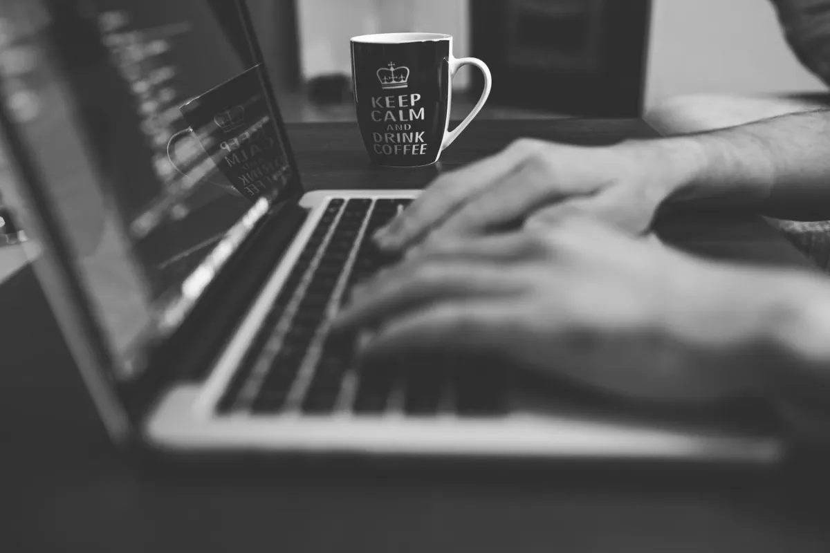 Un desarrollador edita código en un portátil, ilustrando el trabajo de eliminar scripts de seguimiento de un sitio web.