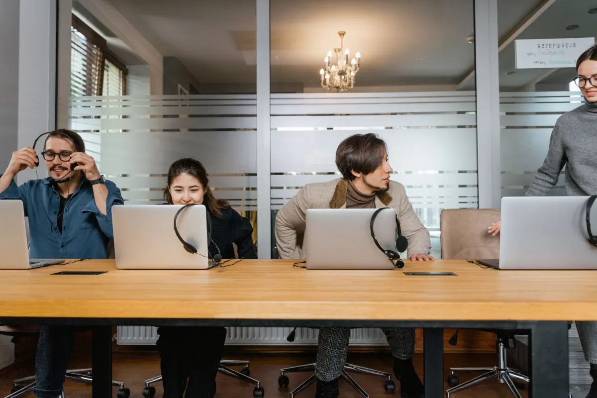 Ein Customer-Success-Team prüft Kundendaten auf einem Laptop, in genau der Art von Meeting, in der Retention- und Umsatzzahlen verglichen werden.