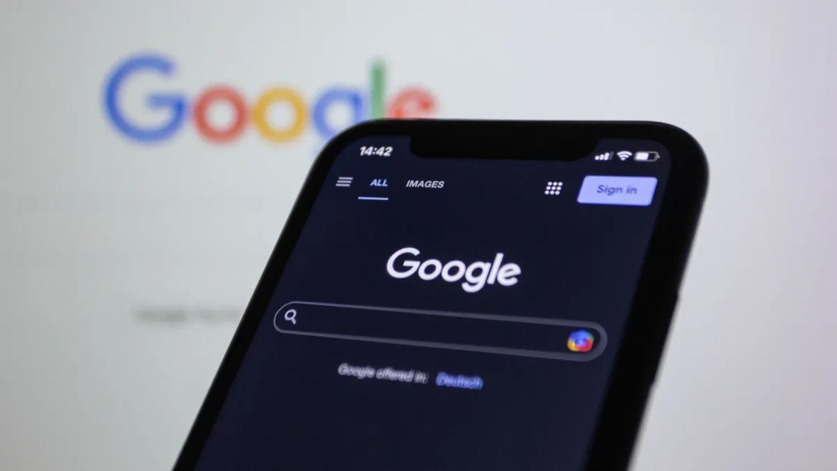 Un teléfono con la barra de direcciones del navegador abierta, junto a la sección sobre las reglas de expiración de cookies en Safari.