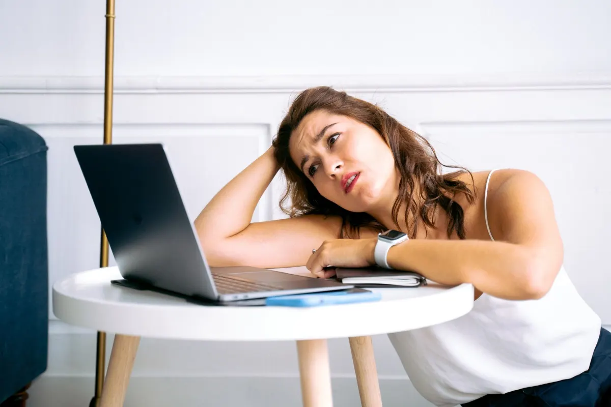 Eine Person betrachtet mit ratlosem Gesichtsausdruck einen Laptop-Bildschirm, genau der Moment, den eine gruppierte Sitzungsaufzeichnung nur einmal festhalten soll.